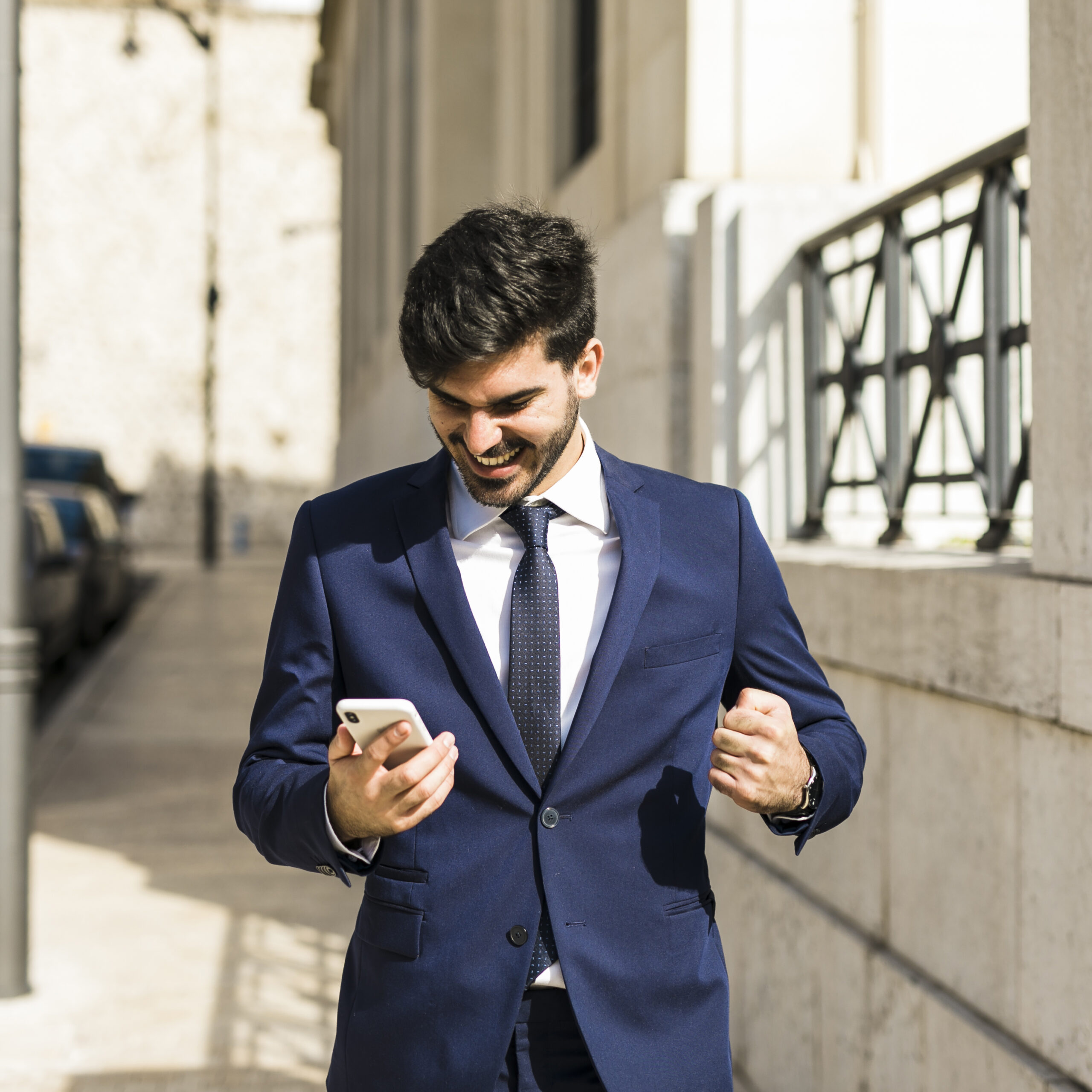 hombre-de-negocios-usando-su-smartphone